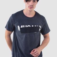 เสื้อยืด musang สกรีนดำด้านทับตัวอักษรลูกเล่น แนวอาร์ต ๆ เหมาะกับผู้ที่หลงใหลในความต่าง