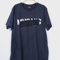 เสื้อยืด musang สกรีนดำด้านทับตัวอักษรลูกเล่น แนวอาร์ต ๆ เหมาะกับผู้ที่หลงใหลในความต่าง