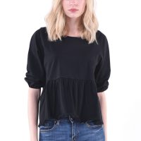 เสื้อเบลาส์แขนพอง คอกลม (round-neck) เล่นจีบที่เอว เพิ่มลูกเล่นชายเสื้อหลังยาวเล่นระดับ จะใส่ลำลองหรือใส่ออกงานไม่เป็นทางการก็เรียบร้อยเหมาะสม