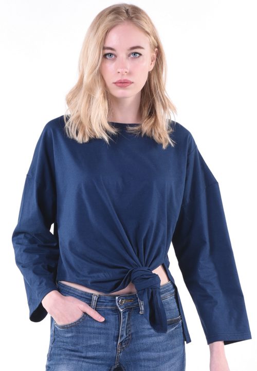 เสื้อยืดแขนยาว ทรงหลวม สวมสบาย ลูกเล่นชายเสื้อหลังยาว ชายเสื้อหน้าสั้นเล่นระดับ ผ่าด้านข้างผูกเป็นแฟชั่นโชว์หน้าท้องเล็กน้อย เซ็กซี่จนหนุ่ม ๆ ต้องมองเหลี่ยวตาม