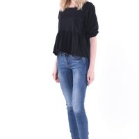 เสื้อเบลาส์แขนพอง คอกลม (round-neck) เล่นจีบที่เอว เพิ่มลูกเล่นชายเสื้อหลังยาวเล่นระดับ จะใส่ลำลองหรือใส่ออกงานไม่เป็นทางการก็เรียบร้อยเหมาะสม