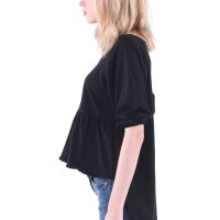 เสื้อเบลาส์แขนพอง คอกลม (round-neck) เล่นจีบที่เอว เพิ่มลูกเล่นชายเสื้อหลังยาวเล่นระดับ จะใส่ลำลองหรือใส่ออกงานไม่เป็นทางการก็เรียบร้อยเหมาะสม