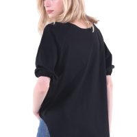 เสื้อเบลาส์แขนพอง คอกลม (round-neck) เล่นจีบที่เอว เพิ่มลูกเล่นชายเสื้อหลังยาวเล่นระดับ จะใส่ลำลองหรือใส่ออกงานไม่เป็นทางการก็เรียบร้อยเหมาะสม