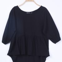 เสื้อเบลาส์แขนพอง คอกลม (round-neck) เล่นจีบที่เอว เพิ่มลูกเล่นชายเสื้อหลังยาวเล่นระดับ จะใส่ลำลองหรือใส่ออกงานไม่เป็นทางการก็เรียบร้อยเหมาะสม